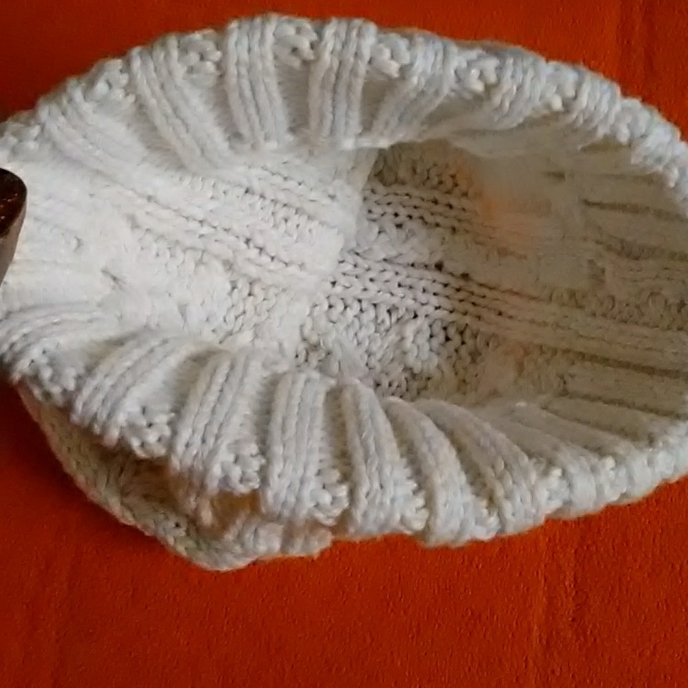Woman's Hat - Picture 2 of 3